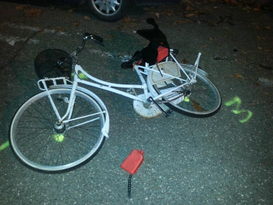 Travolta in bici sulle strisce pedonali
