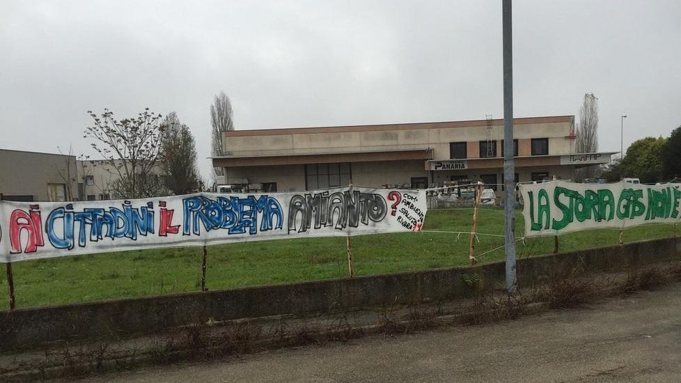 Rimossi gli striscioni sgraditi al Comune