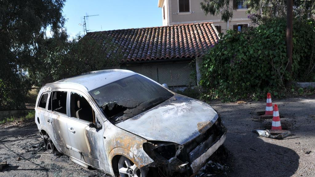L'auto di Giovanni Sanna completamente distrutta dalle fiamme 