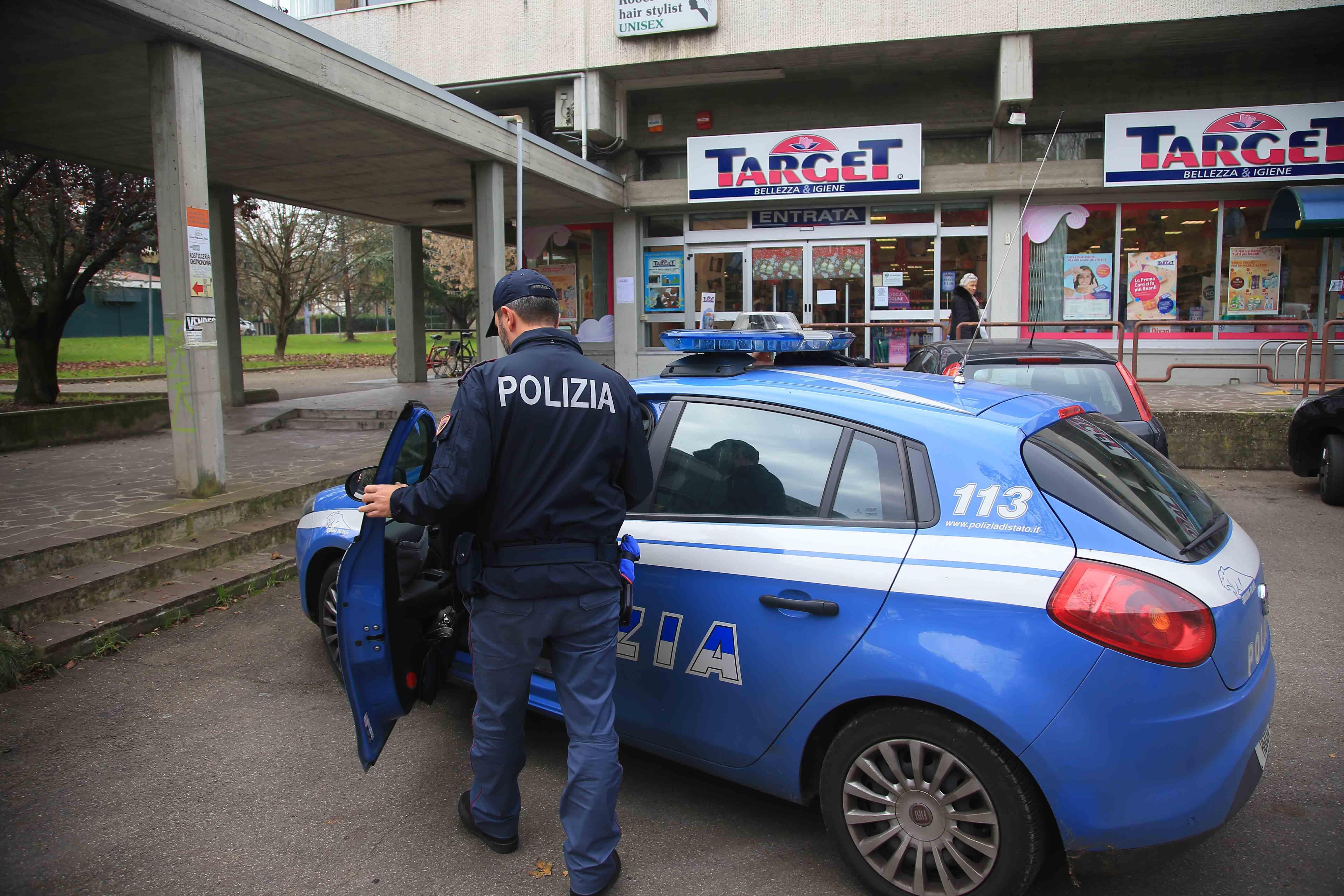 Rapina al Target: sequestrano le commesse, poi la fuga