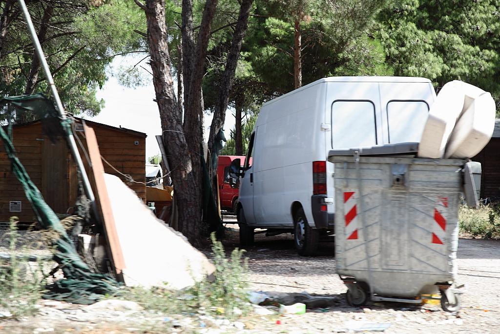 Campo rom nelle borgate e scoppia la rivoluzione 