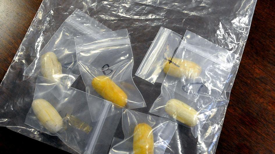 Ovuli di coca in pancia, "corriere" arrestato all'aeroporto