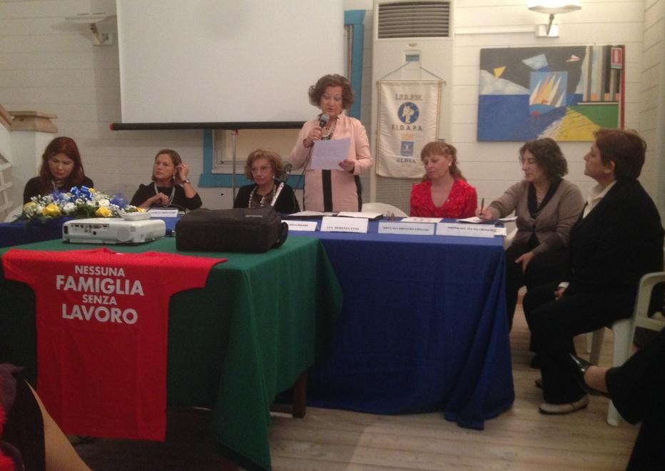 Convegno Fidapa, magliette rosse nella platea in rosa 