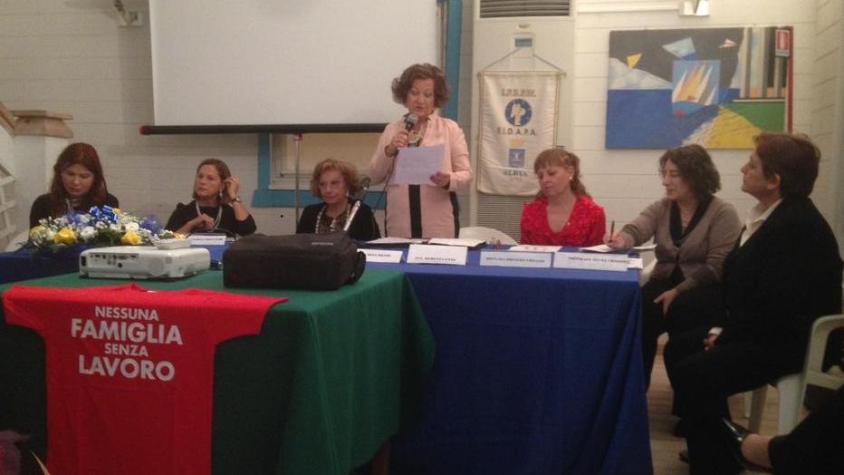 Convegno Fidapa, magliette rosse nella platea in rosa