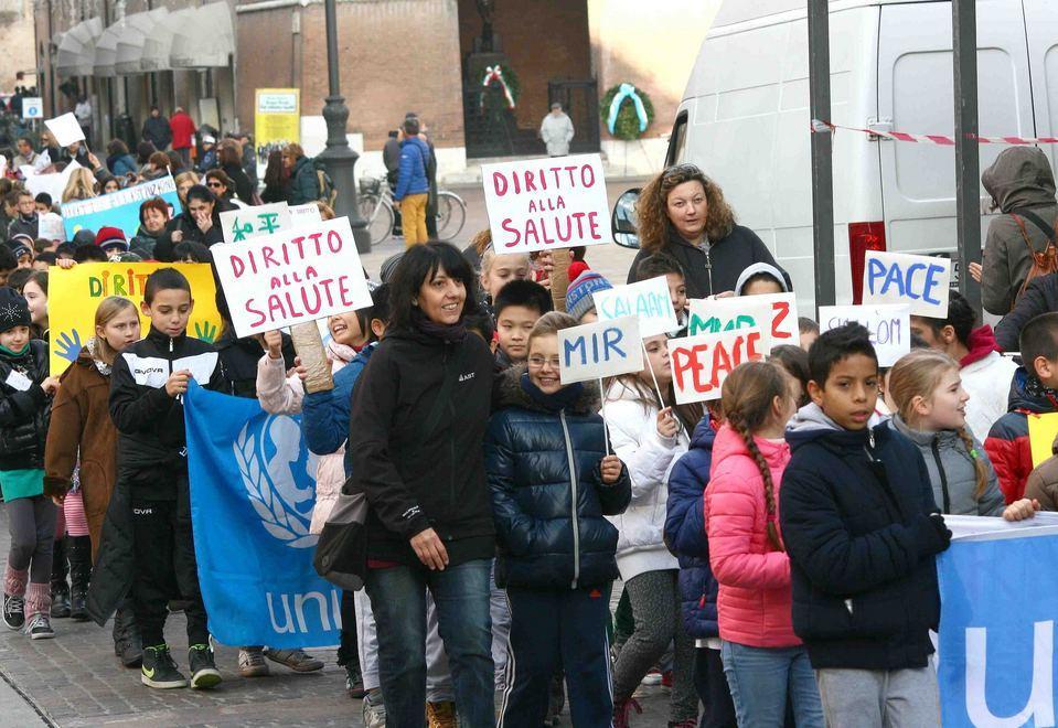 Centinaia di bambini in piaZZA PER LA GIORNATA UNICEF DELL’INFANZIA. IL SINDACO: MIGLIORARE LA CITTà PER DARE VOCE ANCHE AI PIù PICCOLI
