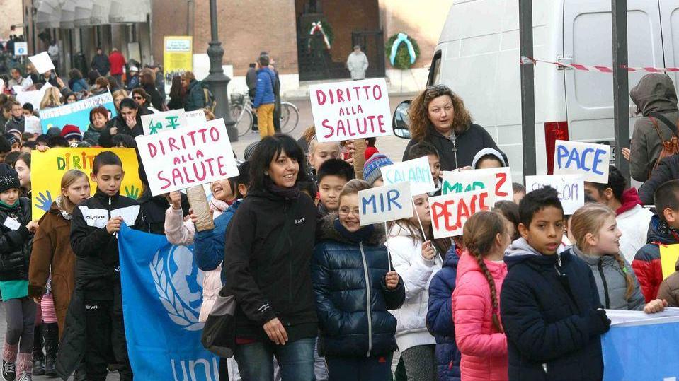 Centinaia di bambini in piaZZA PER LA GIORNATA UNICEF DELL’INFANZIA. IL SINDACO: MIGLIORARE LA CITTà PER DARE VOCE ANCHE AI PIù PICCOLI
