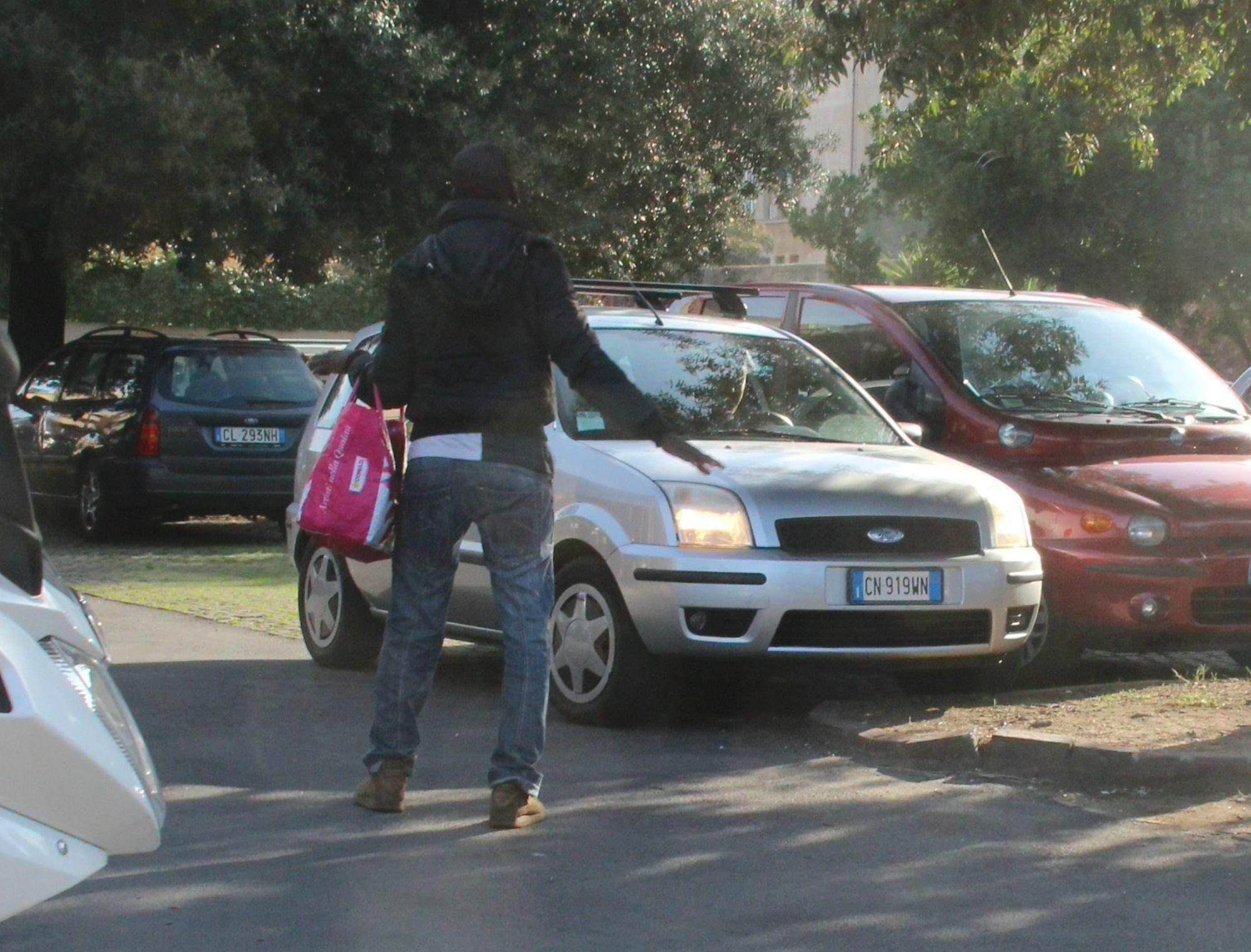 Un parcheggiatore abusivo in via della Meridiana