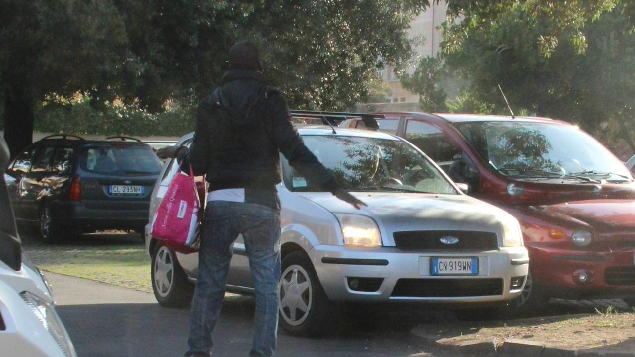 Un parcheggiatore abusivo in via della Meridiana