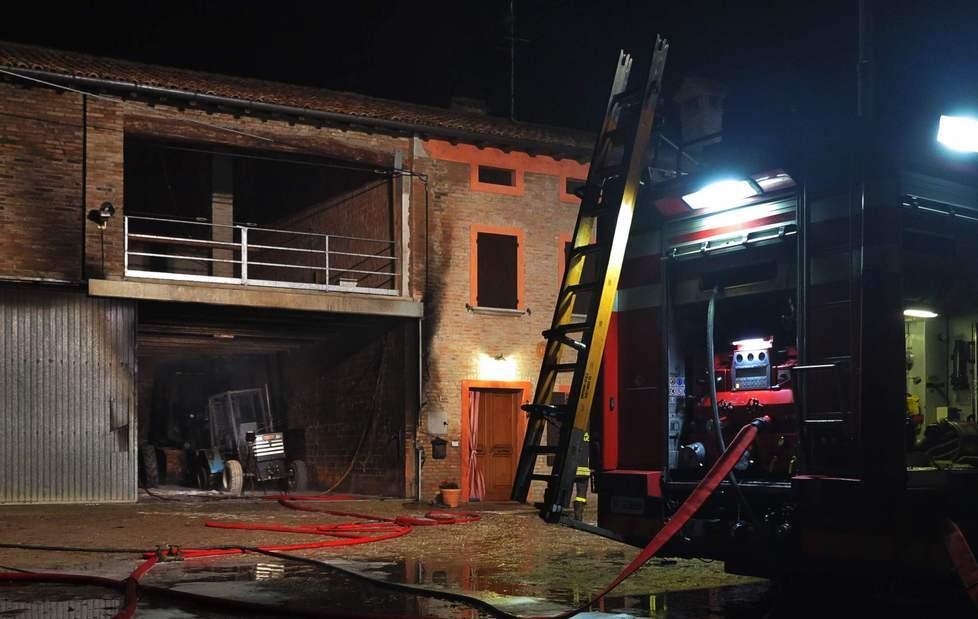 Prende fuoco fienile Bruciano 4 trattori