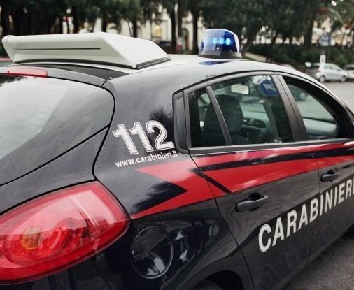 Entrano mentre dorme e gli saccheggiano la casa 