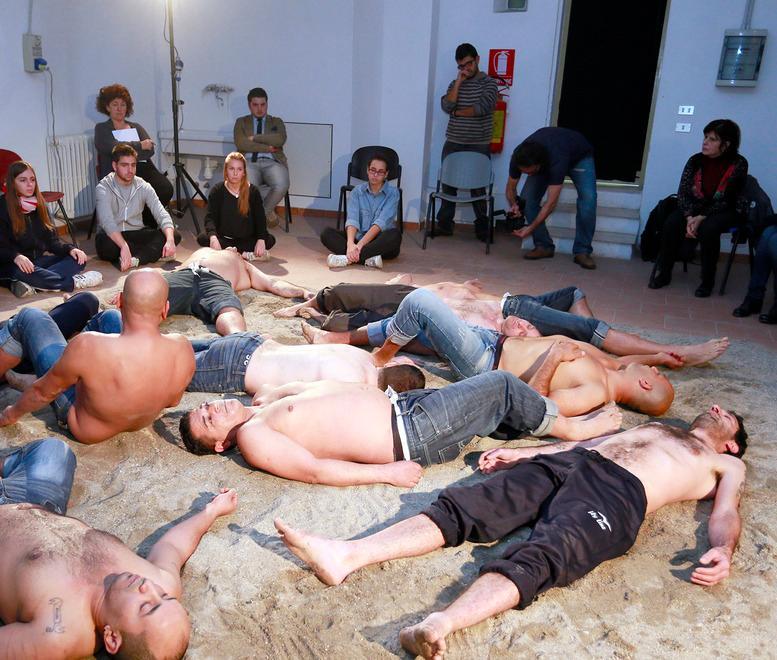 Gli studenti in carcere recitano con gli internati 