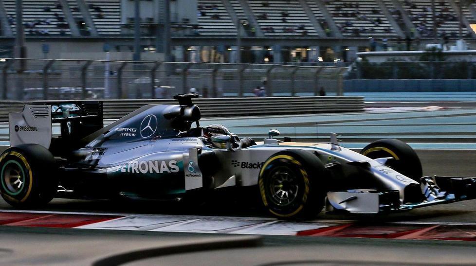 Hamilton a tutta nelle libere Per ora Rosberg sta a guardare