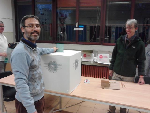 Operazioni di voto alle 7 di questa mattina al seggio 49 nella scuola Manzoni di Borgo Punta