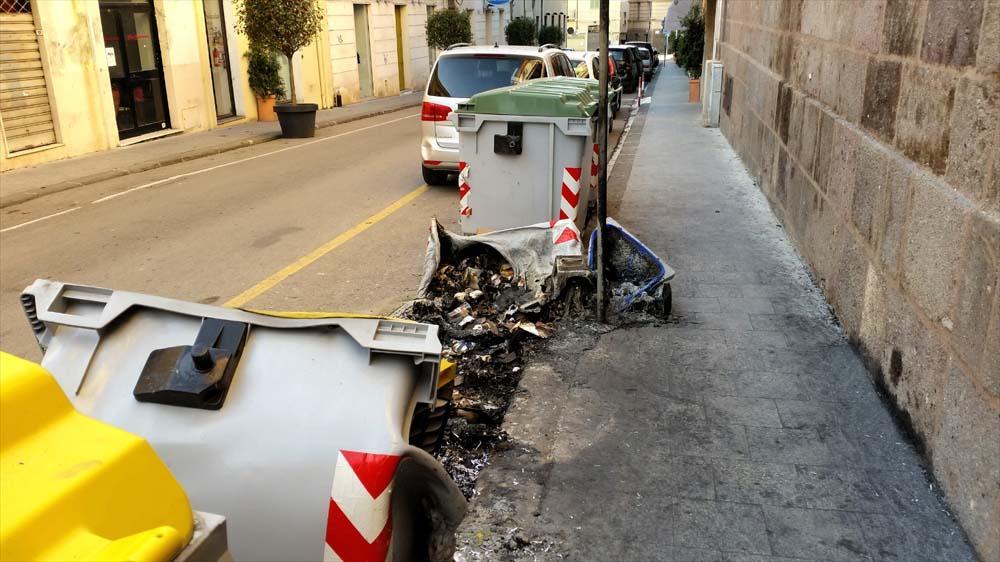 I cassonetti distrutti dalle fiamme