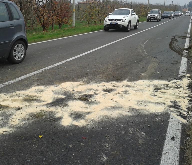 Fuori strada con l’auto distruggono recinzione 