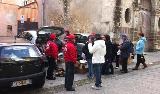 Coperte per aiutare i senzatetto 