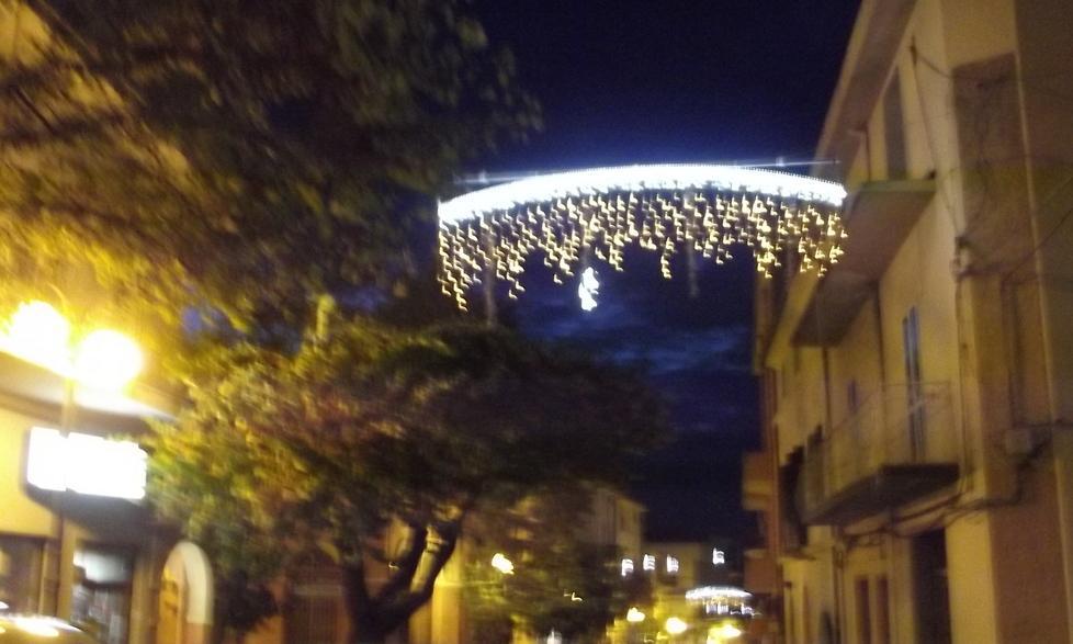 Il centro illuminato dalle luci natalizie