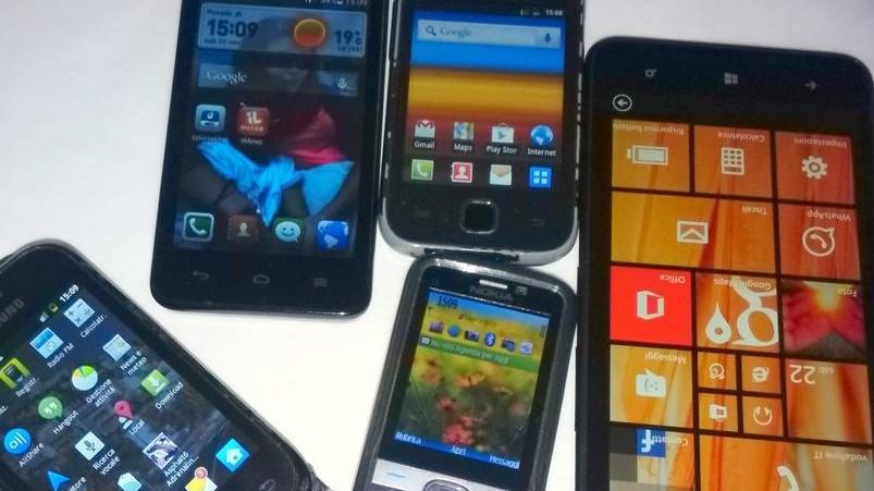 Ricettazione di telefonini, diciotto ragazzi nei guai