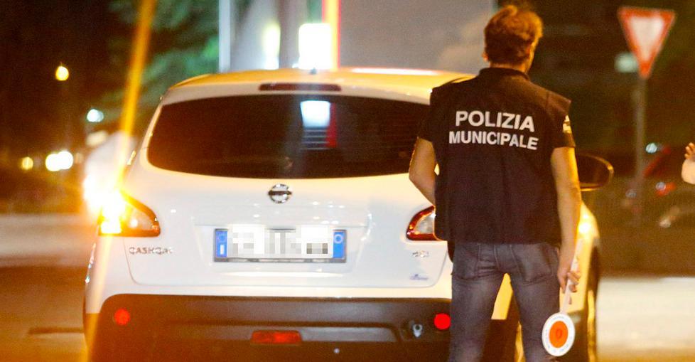 Inseguono e bloccano pusher tra gli applausi dei presenti 