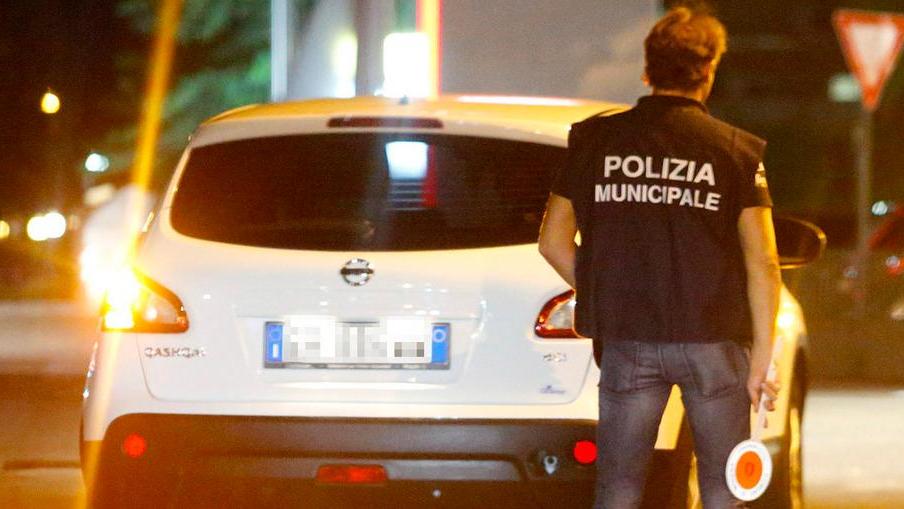 Inseguono e bloccano pusher tra gli applausi dei presenti