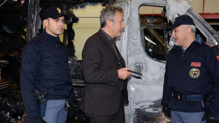 Camper incendiato: la Digos può contare solo su 2 telecamere
