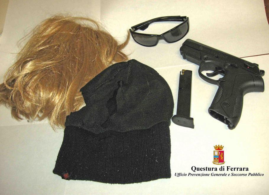 Resterà agli «arresti notturni» il rapinatore con la parrucca 