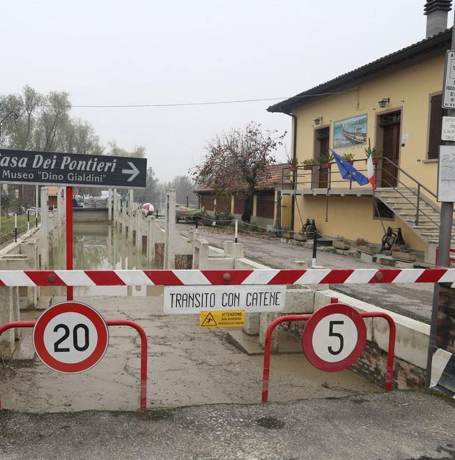 Iniziata la pulizia del piazzale del Lido Po 
