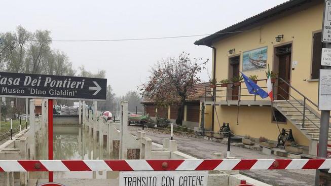 Iniziata la pulizia del piazzale del Lido Po