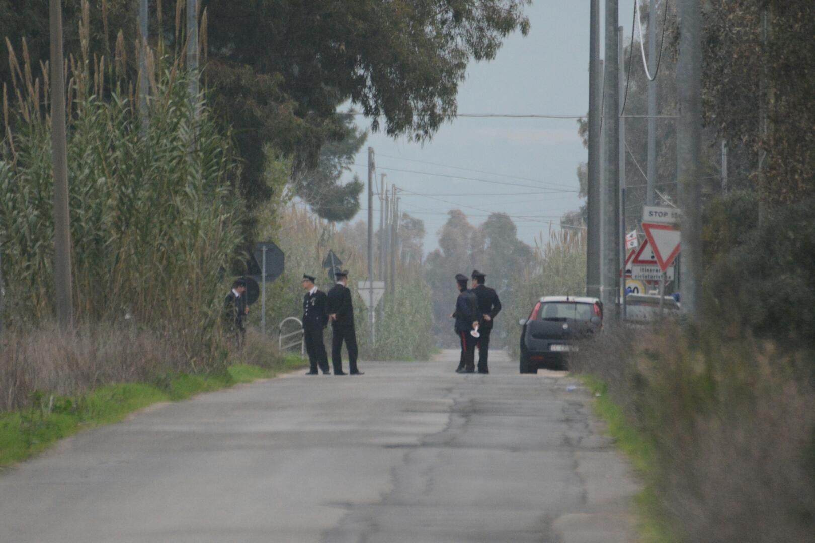 Le forze di polizia davanti alla casa in cui è in corso lo sfratto