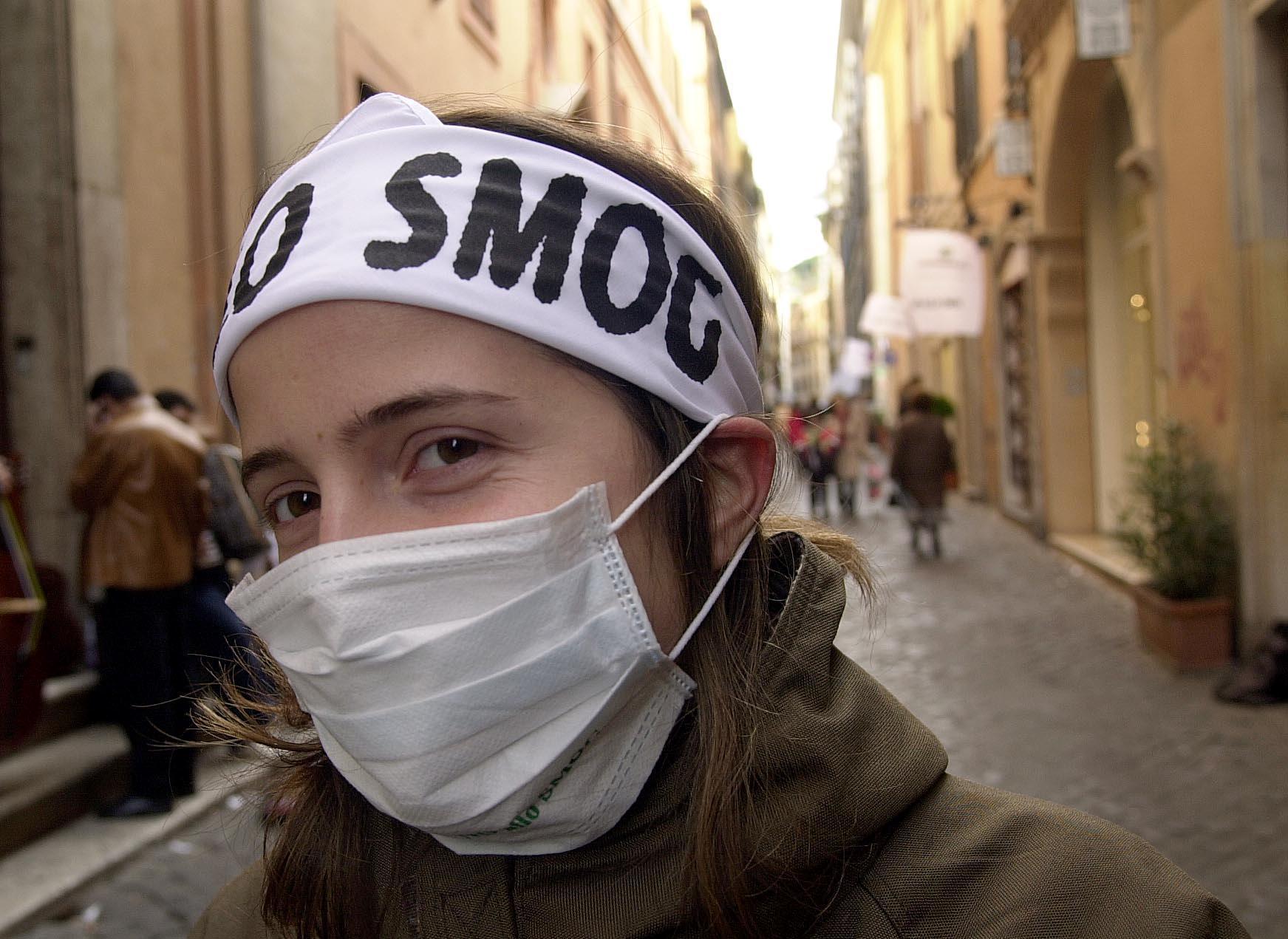 Una ragazza indossa una mascherina per difendersi dall'inquinamento