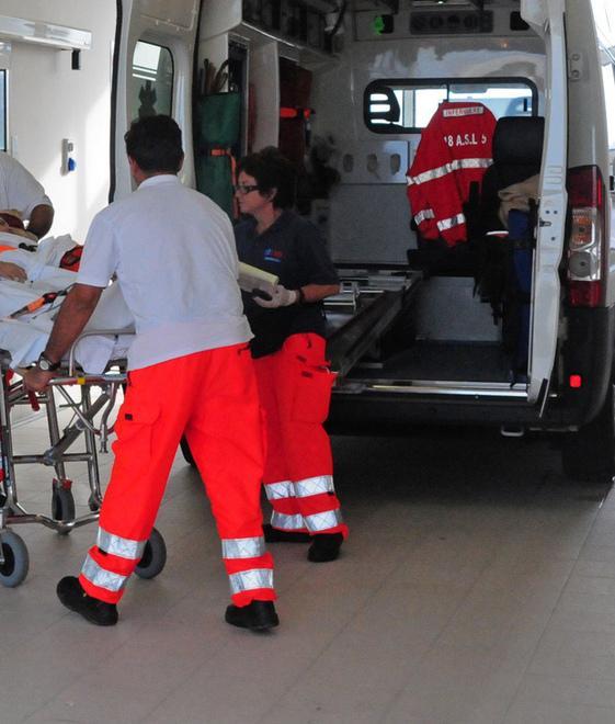 Cade dal tetto dell’abitazione, lo soccorrono i vigili del fuoco