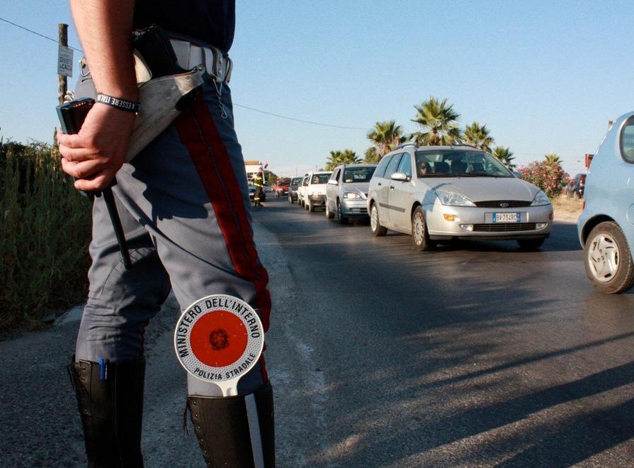Forza il blocco e si schianta contro un palo della luce 