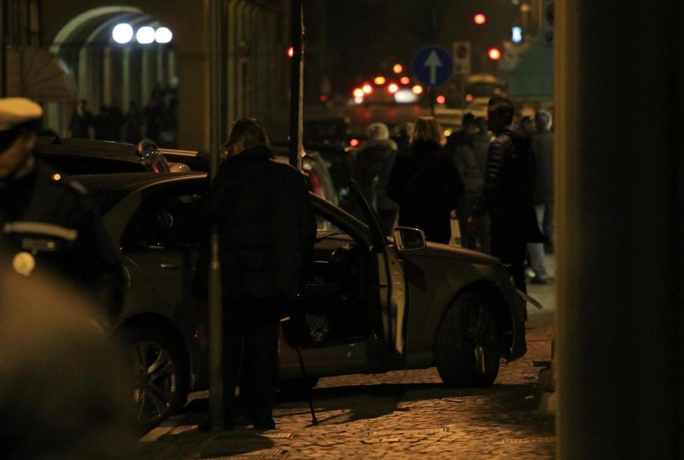 Auto sbanda e finisce sul marciapiede di via Berengario 