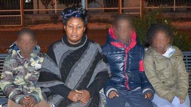 Perde il marito e la casa e ora le tolgono i tre figli