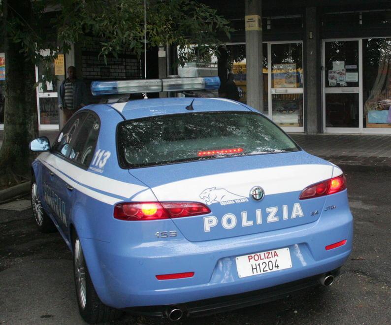 Auto come ariete contro la vetrina 