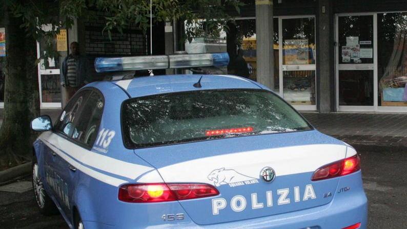 Auto come ariete contro la vetrina