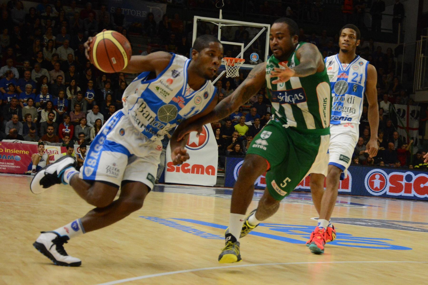 Un'azione della sfida tra la Dinamo Sassari e la Sidigas Avellino