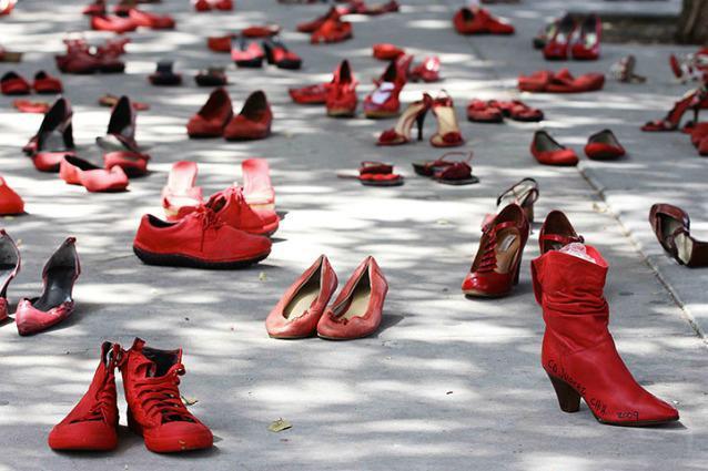 L'installazione Scarpe Rosse per celebrare la Giornata contro la violenza sulle donne