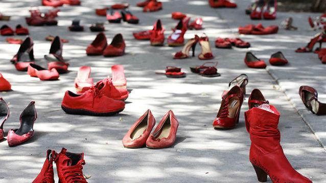 L'installazione Scarpe Rosse per celebrare la Giornata contro la violenza sulle donne