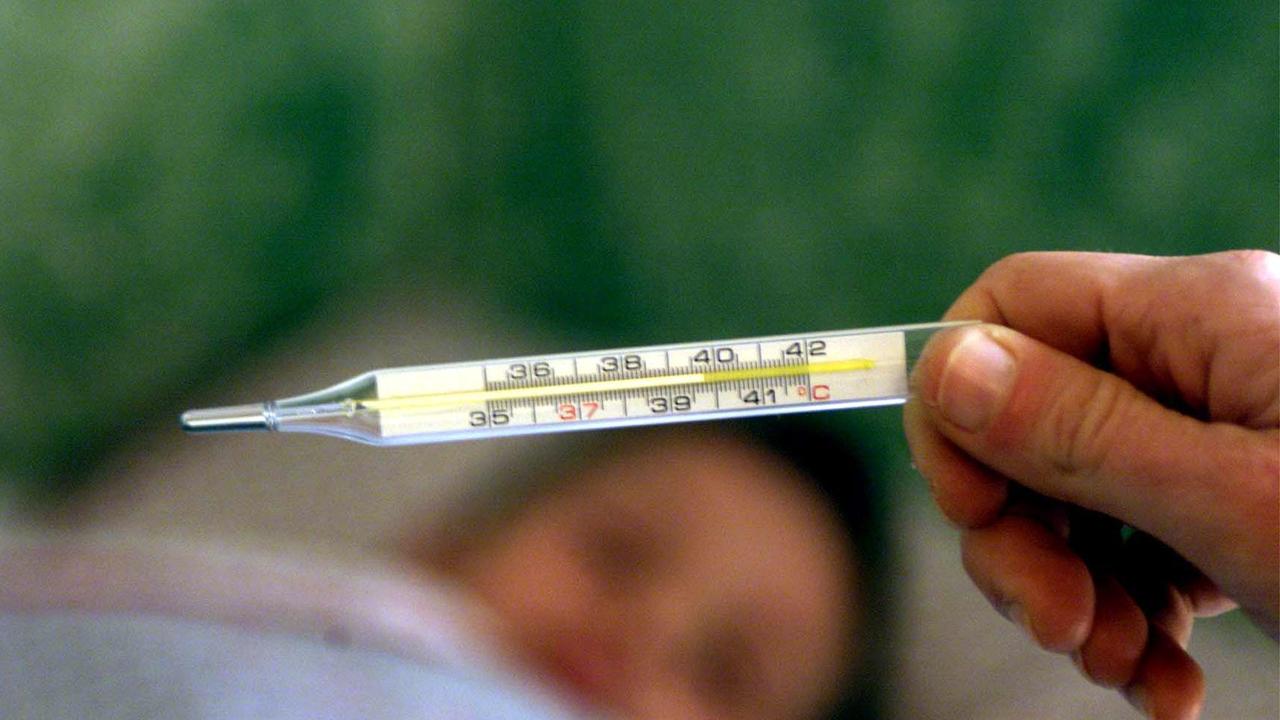 Un termometro segna l'alta temperatura di un bambino