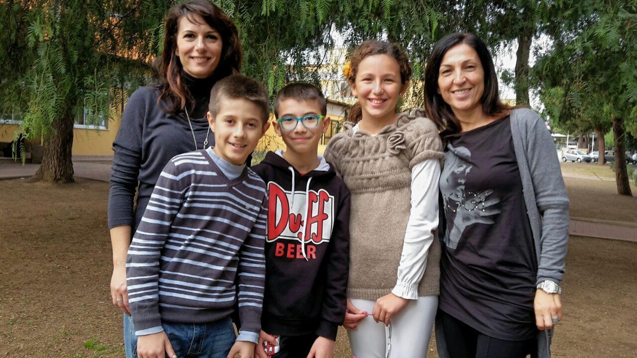 I tre bambini selezionati al concorso di poesia assieme alle maestre Silvia e Donatella