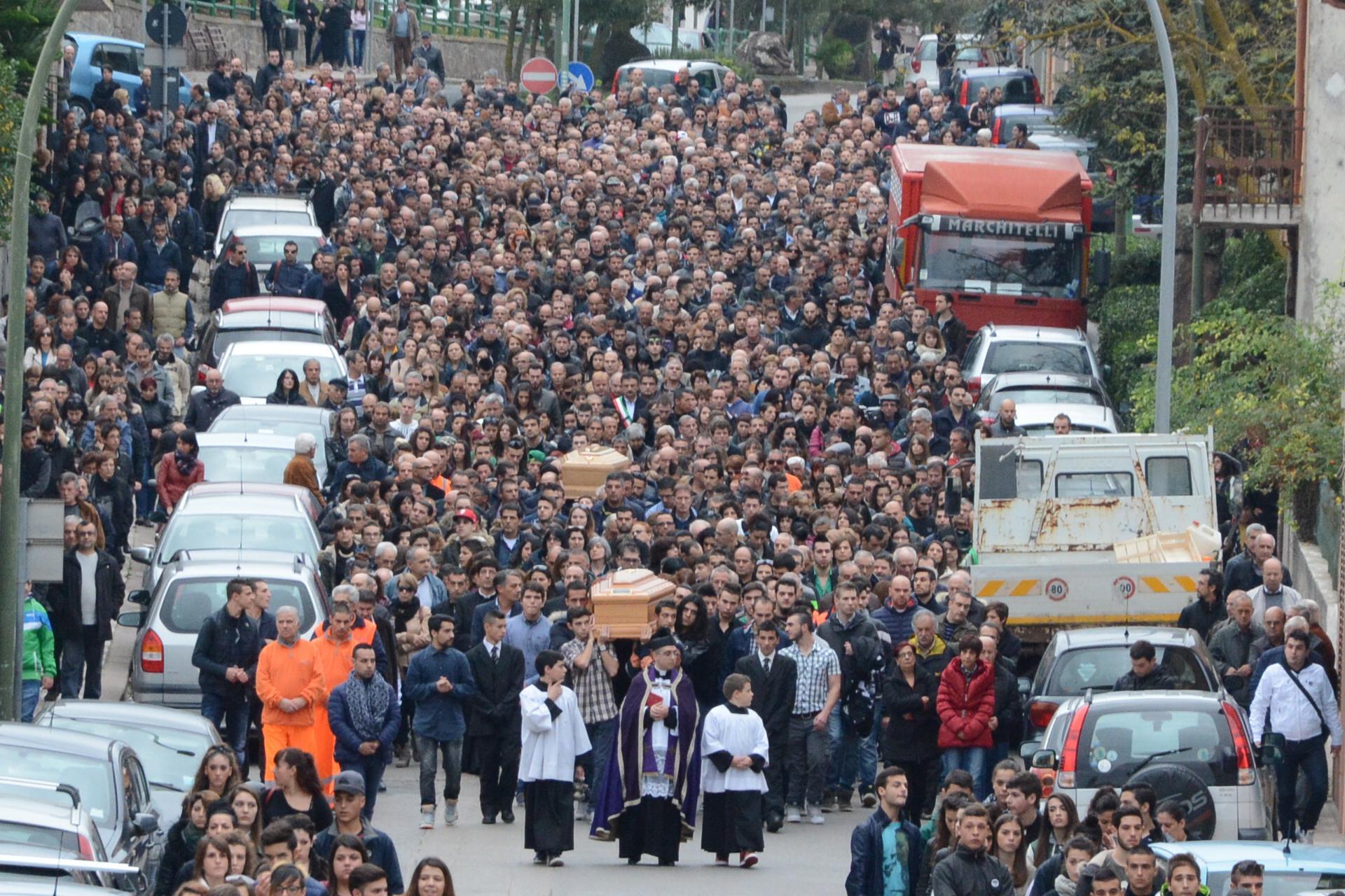 L'arrivo in chiesa dei feretri di Carmen Fais e Andrea Tavera