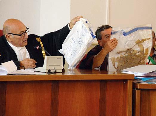 Il nastro adesivo portato in udienza dall’ufficio corpi di reato