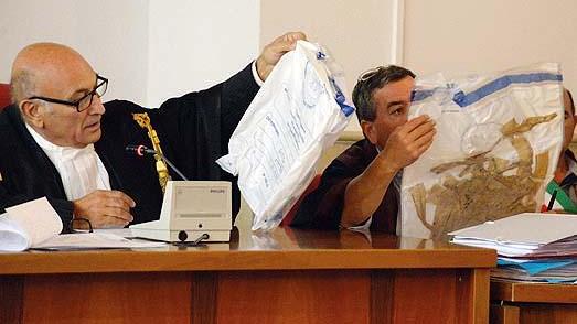 Il nastro adesivo portato in udienza dall’ufficio corpi di reato