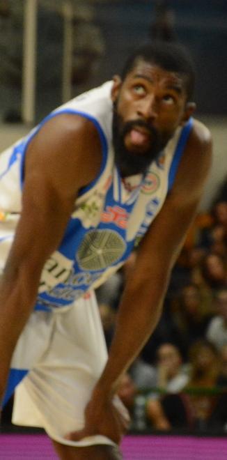 I 5mila del palazzetto protestano «Basta con i posticipi alle 20»