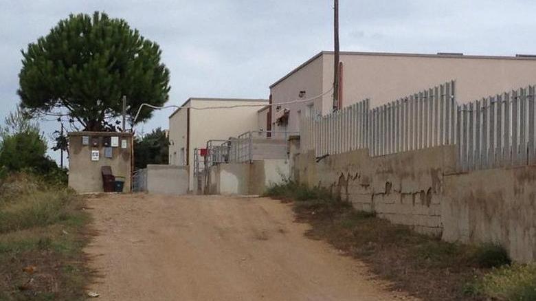 Protestano i residenti: «Sterrato buio e pericoloso»