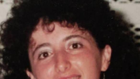 Il sorriso semplice di una studentessa pretende giustizia