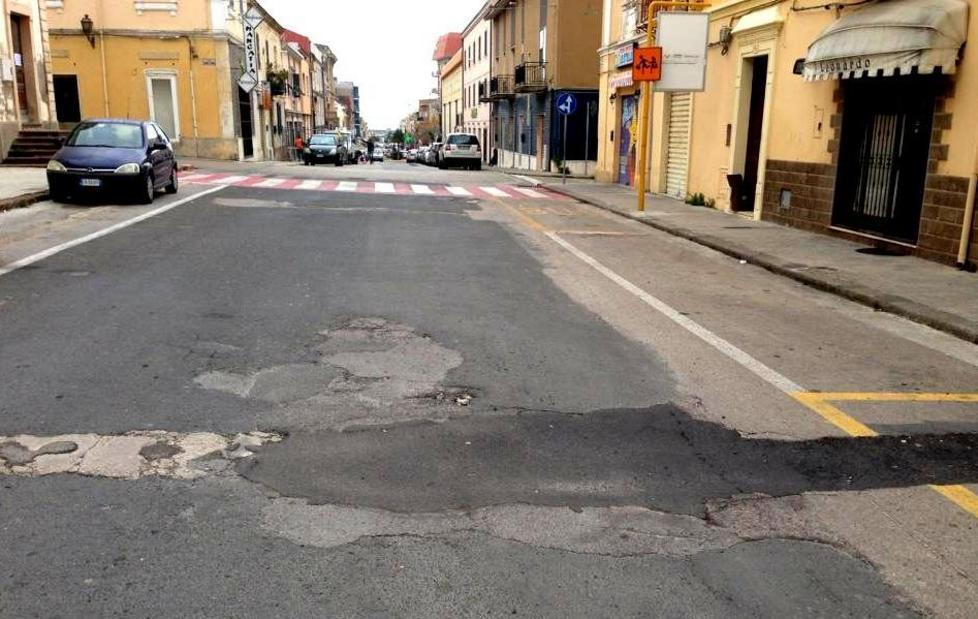 Strade piene di buche Un milione di euro per rifare l’asfalto 