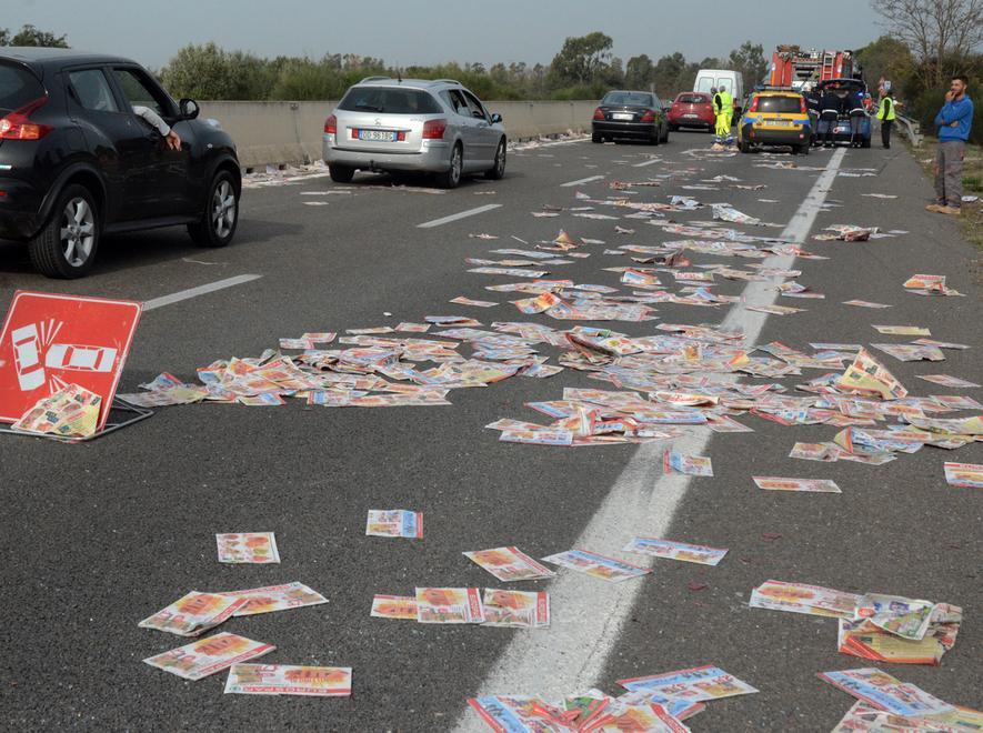 Tamponamento sulla 131, strada bloccata 