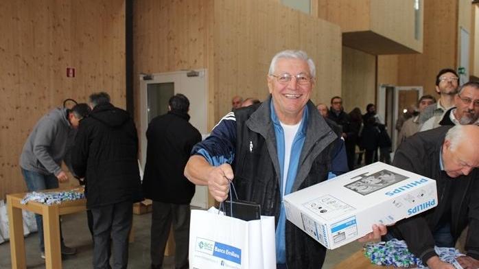 Cento computer donati ad associazioni no-profit